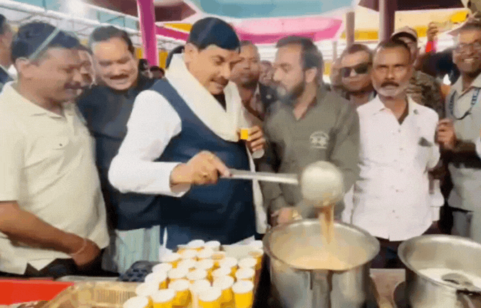 CM मोहन यादव ने बस स्टैंड पर बनाई चाय; बेटे अभिमन्यु की शादी में पहुंचे उज्जैन, देखें रोचक Video