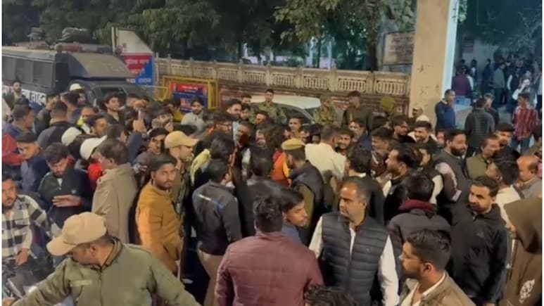 Rajasthan: गोलगप्पे खाने गए, थाने का घेराव कर आए, जयपुर में एक बाइक ने मचा दिया बवाल, जानें पूरा मामला