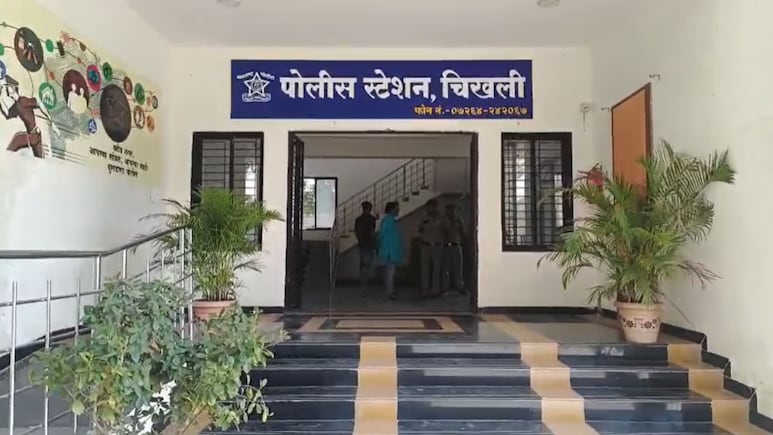 Buldhana Crime: महाराष्ट्रात खळबळ! काँग्रेस नेत्याकडून पत्नीला जिवंत जाळण्याचा प्रयत्न, बेडरुममध्ये नेलं अन्..