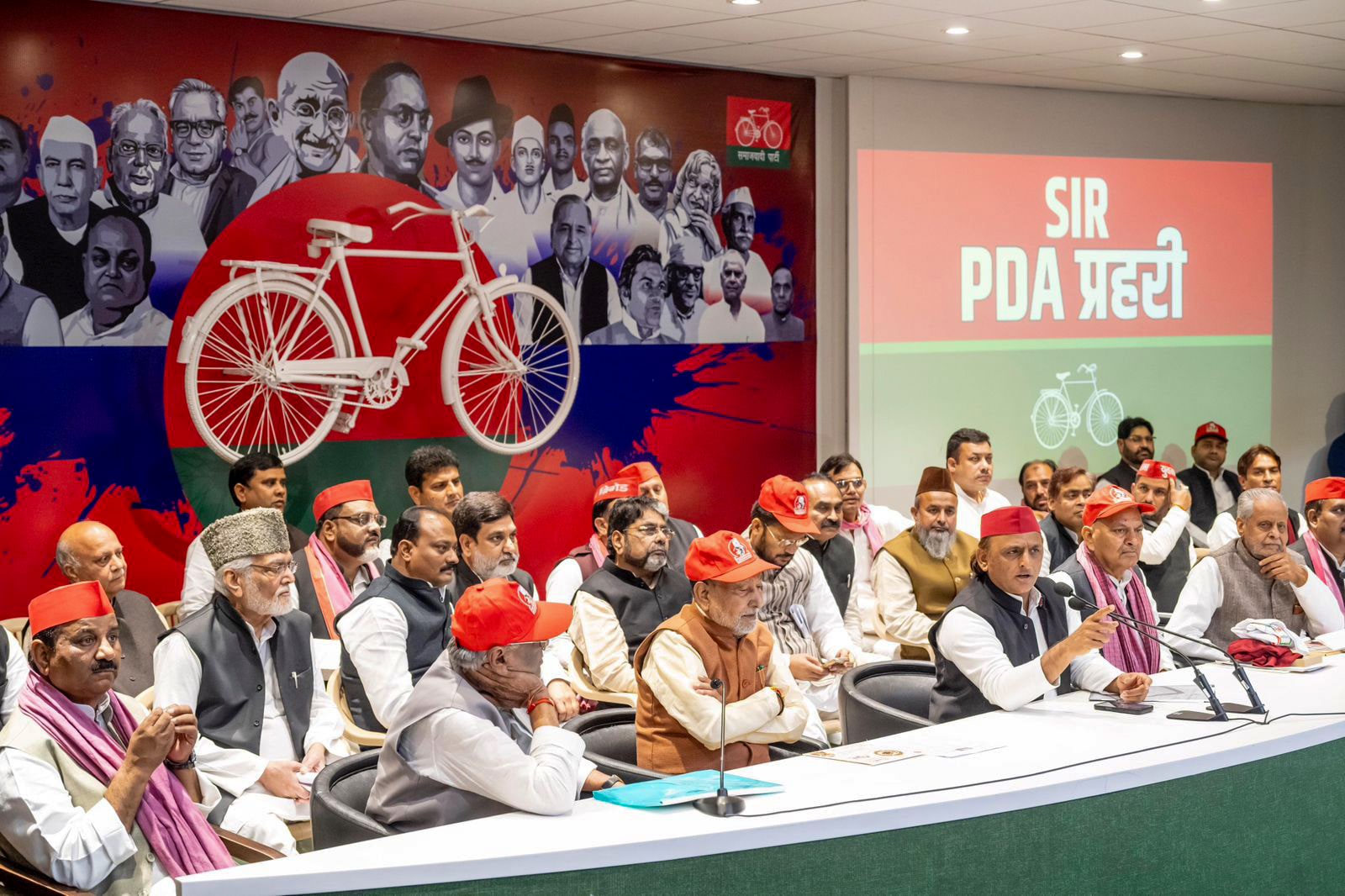 समाजवादी पार्टी ने एसआईआर पीडीए प्रहरी का गठन किया है. समाजवादी पार्टी ने एसआईआर पीडीए प्रहरी का गठन किया है.