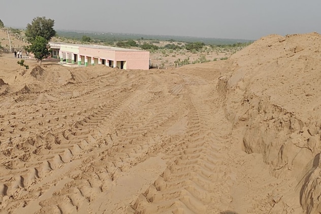 100 फीट ऊंचे और 300 मीटर लंबे रेत को किया समतल 100 फीट ऊंचे और 300 मीटर लंबे रेत को किया समतल