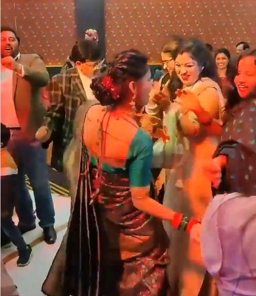 आंटी कर रही थी डांस, तभी बजा फेवरेट गाना, आव देखा न ताव किया ऐसा डांस हक्के-बक्के हुए लोग, बोले- कोई तो रोक लो