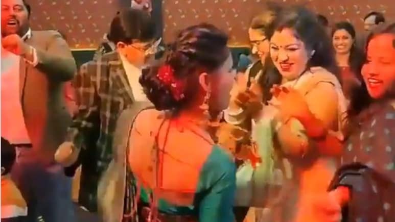 आंटी कर रही थी डांस, तभी बजा फेवरेट गाना, आव देखा न ताव किया ऐसा डांस हक्के-बक्के हुए लोग, बोले- कोई तो रोक लो