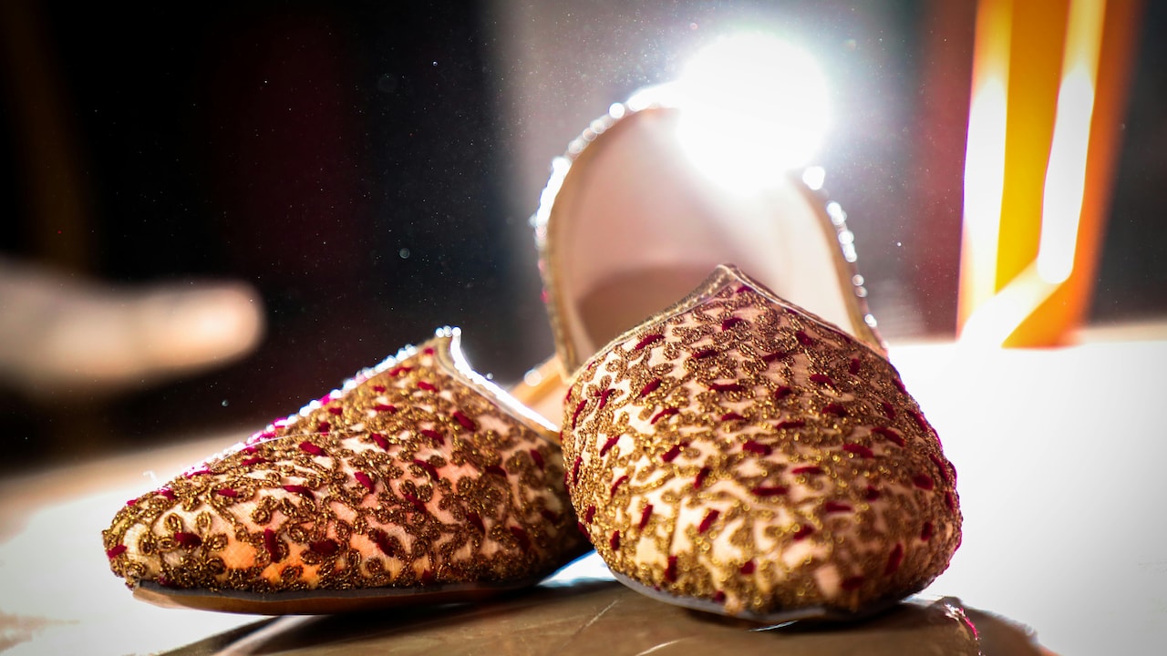 Complete your ethnic outfits with these stunning pair of mojaris on Flipkart;