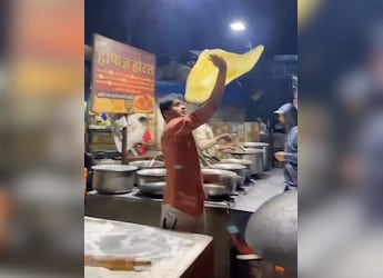 This 'Flying Manda Roti' Preparation In Madhya Pradesh Will Leave You Stunned