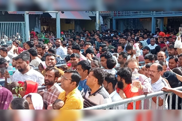 खाटूश्यामजी में भक्तों की लगी लंबी कतार. खाटूश्यामजी में भक्तों की लगी लंबी कतार.