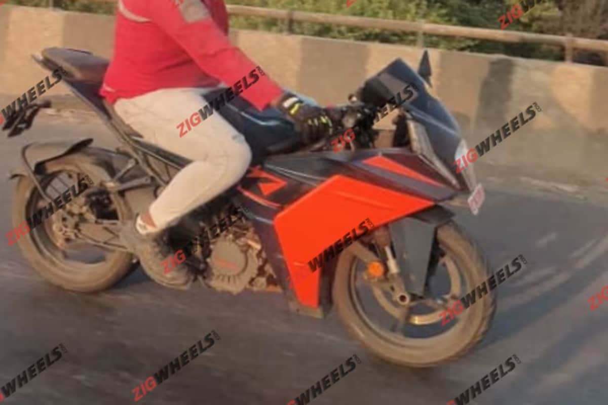 KTM RC 160 spied