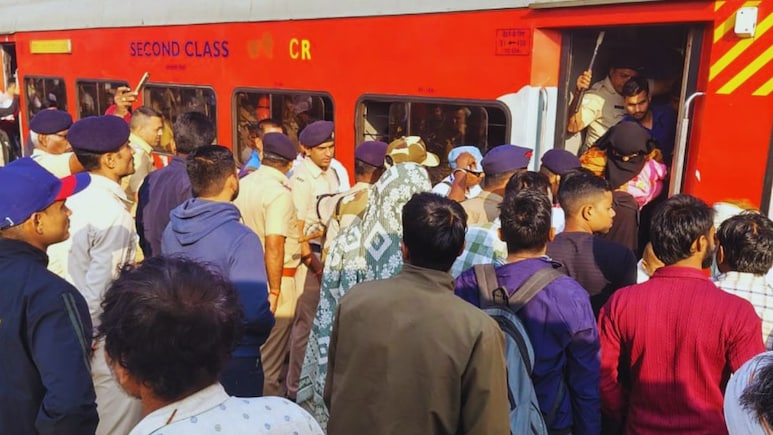 महानगरी एक्सप्रेसच्या शौचालयात धक्कादायक संदेश, रेल्वे थांबवली; पोलीस अलर्टवर, प्रवाशांमध्ये भीतीचं वातावरण