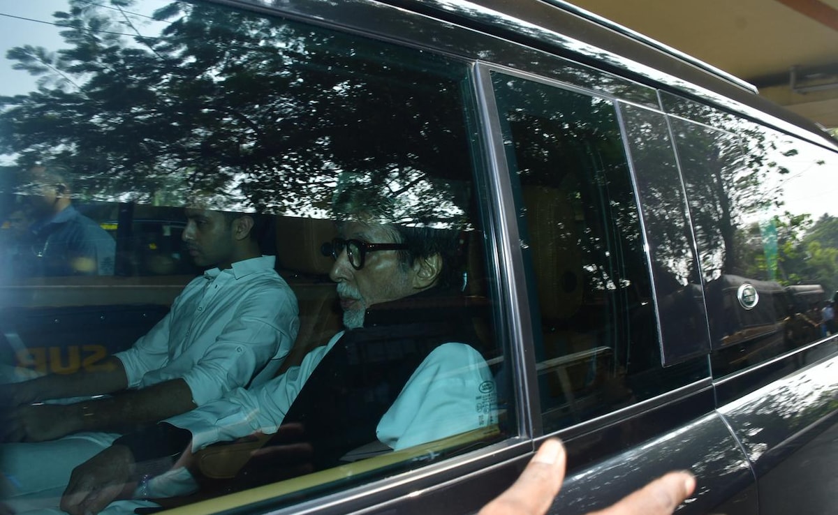 Amitabh Bachchan, along with grandson Agastya arrived to pay last respects