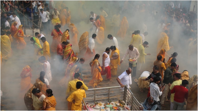 सागर में धधक उठा 400 साल पुराना देव खंडेराव अग्नि मेला, पहले दिन 151 श्रद्धालुओं ने नंगे पैर पार किए तपते अंगारे