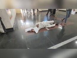 शिकायतों की माला पहन जमीन पर लोट लगाते हुए जनसुनवाई में पहुंचा बुजुर्ग, कलेक्टर ने दिए जांच के आदेश 