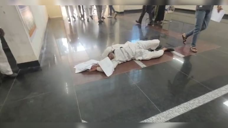 शिकायतों की माला पहन जमीन पर लोट लगाते हुए जनसुनवाई में पहुंचा बुजुर्ग, कलेक्टर ने दिए जांच के आदेश 