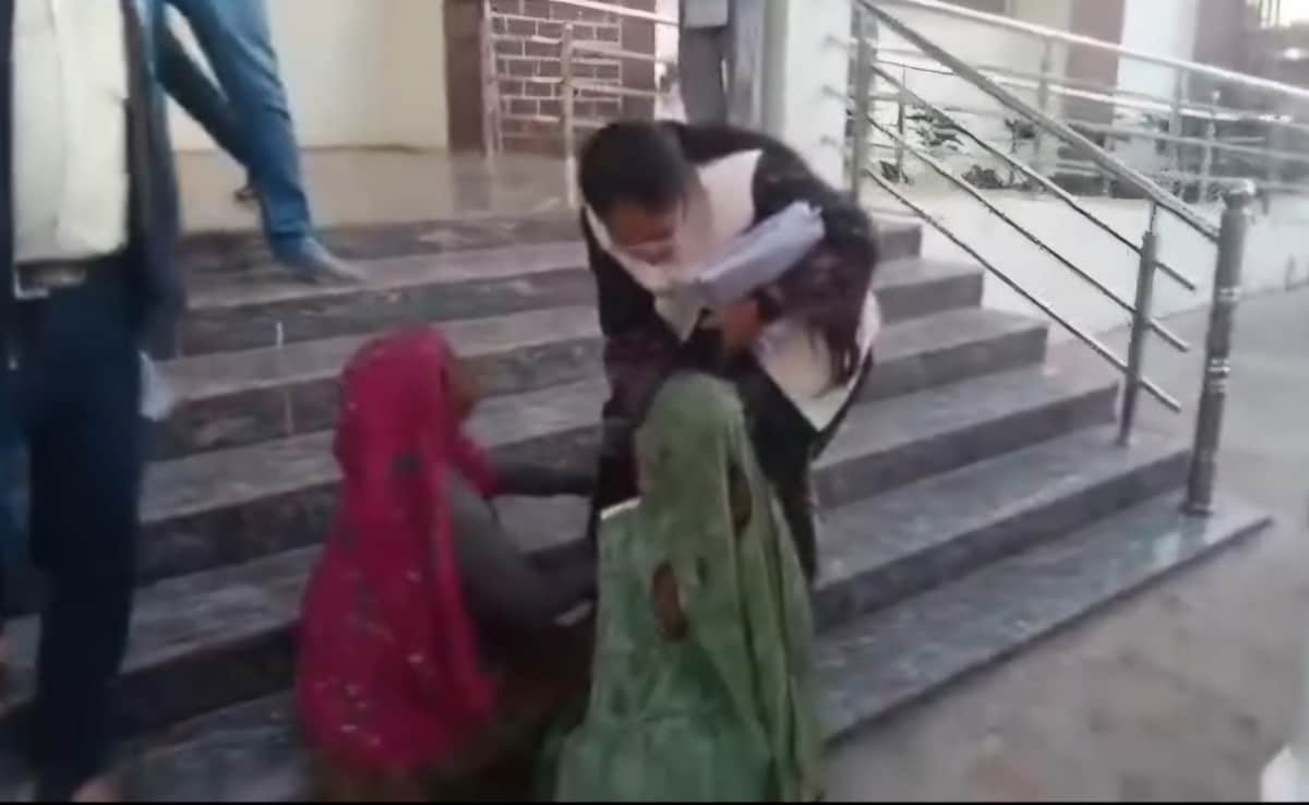 मैडम, कुछ कीजिए, नहीं तो जान दे देंगे...आदिवासी महिलाओं ने अधिकारी के पैरों में गिरकर मांगी मदद