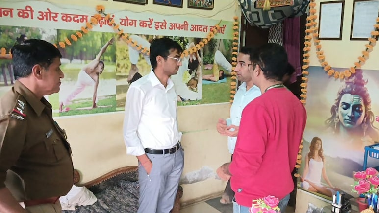 मैडिटेशन सेंटर का बोर्ड लगाकर चल रहे अवैध नशा मुक्ति केंद्र का भंडाफोड़, 120 से ज्यादा मरीज मिले; केंद्र सील