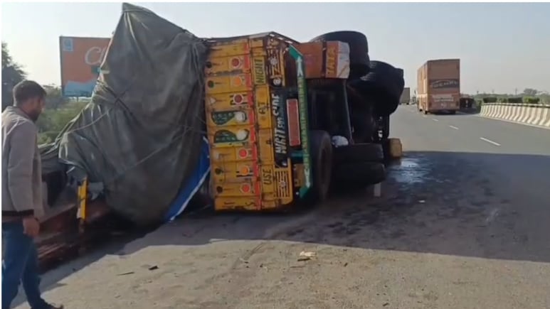 अजमेर भीषण में ट्रक हादसा, अनियंत्रित होकर पुलिया पर पलटा; चालक की मौत 