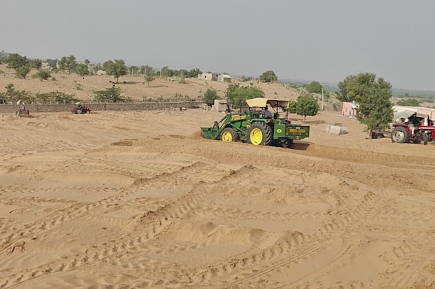 मशीनों के जरिए रेत किया जा रहा है समतल मशीनों के जरिए रेत किया जा रहा है समतल