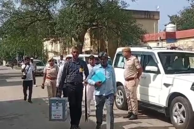 वोटिंग मशीन के साथ घर- घर पहुंचे मतदान अधिकारी