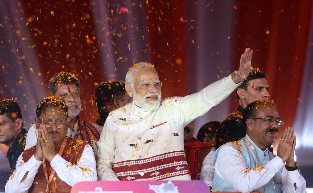 Narendra Modi Raipur Visit. पीएम मोदी के रोड शो की तस्वीर. Narendra Modi Raipur Visit. पीएम मोदी के रोड शो की तस्वीर.