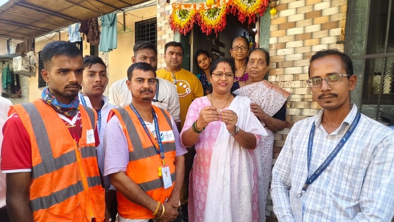 KDMC News: कचऱ्यात सापडलेले सोन्याचे दागिने महिलेला केले परत, वाढदिवशीच महिलेच्या डोळ्यात आनंदाश्रू तरळले!