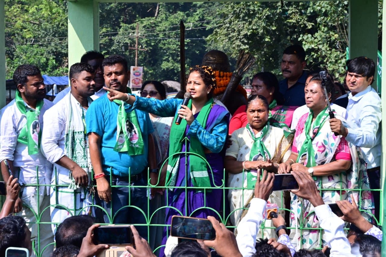 घाटशिला में हो रहे विधानसभा उपचुनाव में कल्पना सोरेन प्रचार अभियान संभाल रही है. घाटशिला में हो रहे विधानसभा उपचुनाव में कल्पना सोरेन प्रचार अभियान संभाल रही है.