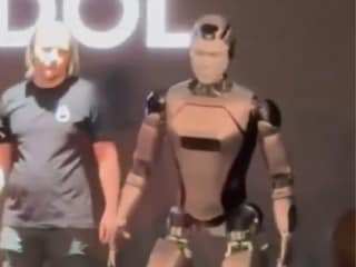 रूस का पहला ह्यूमनॉइड स्टेज पर गिर पड़ा, लोग बोलें 'वोडका ज्यादा हो गई', सोशल मीडिया पर छाए Memes