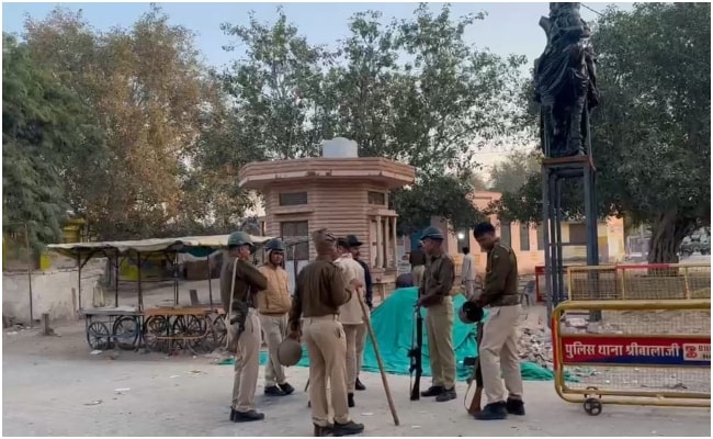 गांव में जगह-जगह पर पुलिसबल को तैनात किया गया है.