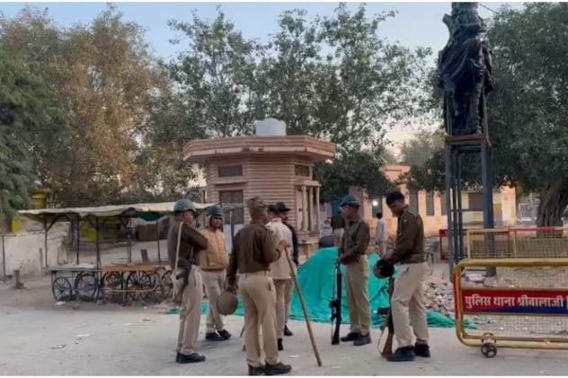 गांव में जगह-जगह पर पुलिसबल को तैनात किया गया है.