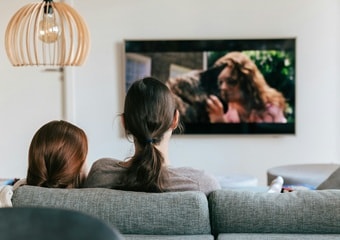 65 इंच स्मार्ट टीवी लाना चाहते हैं घर, इन 5 टीवी पर बेस्ट डील्स करेंगी मदद