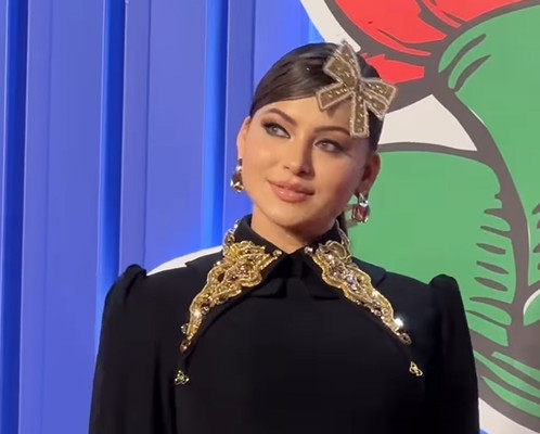 उर्वशी रौतेला ने माथे पर लगाया बो, गिफ्ट बॉक्स जैसा हो गया लुक, लोग बोले- मुझे लगा राखी सावंत है