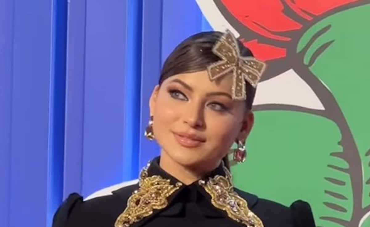 उर्वशी रौतेला ने माथे पर लगाया बो, गिफ्ट बॉक्स जैसा हो गया लुक, लोग बोले- मुझे लगा राखी सावंत है