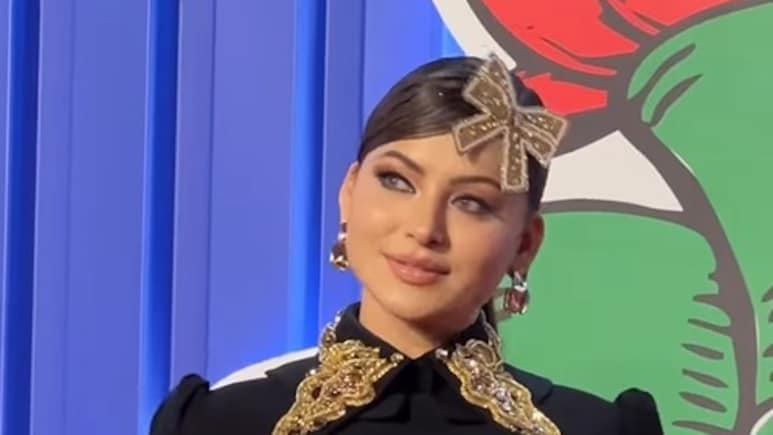 उर्वशी रौतेला ने माथे पर लगाया बो, गिफ्ट बॉक्स जैसा हो गया लुक, लोग बोले- मुझे लगा राखी सावंत है