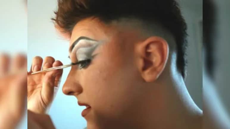 आईचा मृतदेह घरात ठेवला! मुलानं 3 वर्ष घेतला पेन्शनचा लाभ, केलं असं काही..सरकारी कर्मचारीही झाले थक्क