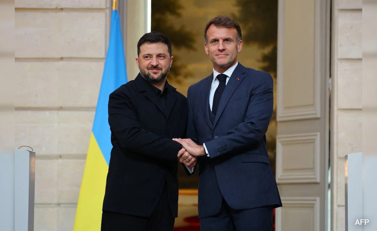 De Franse president Emmanuel Macron ontvangt de Oekraïense president Volodymyr Zelensky in Parijs om de voorwaarden voor een ‘rechtvaardige en duurzame vrede’ te bespreken