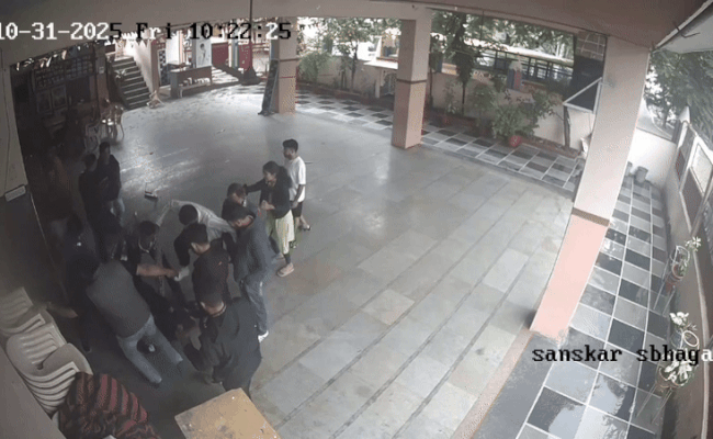Rajasthan: 8वीं की छात्रा से छेड़छाड़ करने वाले टीचर को परिजनों ने पीट-पीटकर अस्पताल पहुंचाया, वायरल हुआ VIDEO