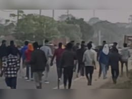 सड़क पर फेंका ' पेट्रोल बम ', की गई फायरिंग, जमीन के टुकड़े को ले झारखंड के जमुआ में कैसे बिगड़े हालात 