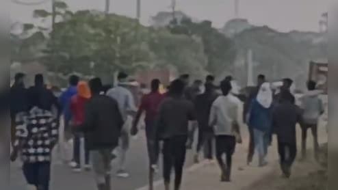 सड़क पर फेंका ' पेट्रोल बम ', की गई फायरिंग, जमीन के टुकड़े को ले झारखंड के जमुआ में कैसे बिगड़े हालात 