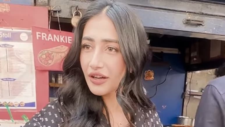 सड़क पर डोसा खाती दिखीं धनाश्री वर्मा, पैपराजी को देखते ही बोलीं- क्या खाओगे आप लोग?