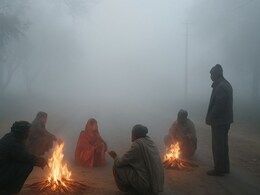 Rajasthan Weather Update: कोहरे की चादर में लिपटीं राजस्थान की सड़कें, अलाव का सहारा लेते दिखे लोग, पढ़ें अपने जिले का हाल