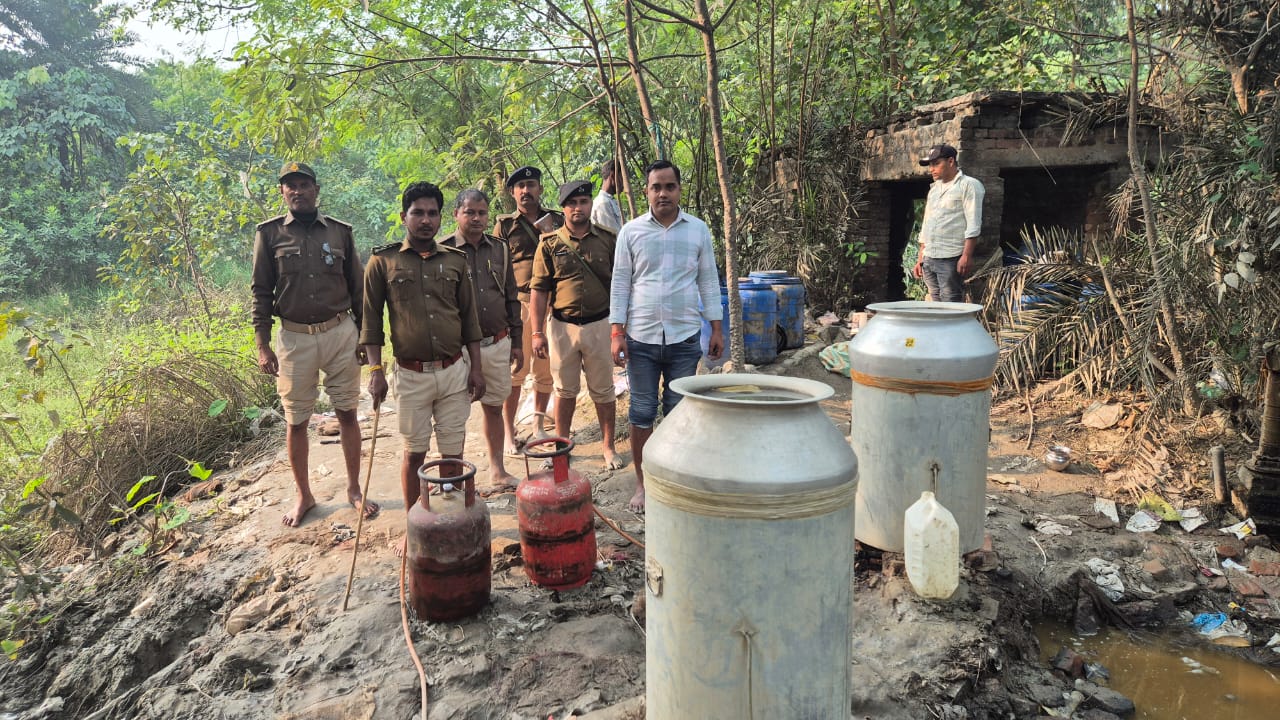 बिहार: चुनाव के बाद फिर से सक्रिय हुए शराब कारोबार पर चला पुलिस का डंडा, कई शराब भट्टी को किया ध्वस्त 