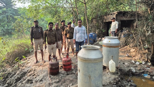 बिहार: चुनाव के बाद फिर से सक्रिय हुए शराब कारोबार पर चला पुलिस का डंडा, कई शराब भट्टी को किया ध्वस्त 