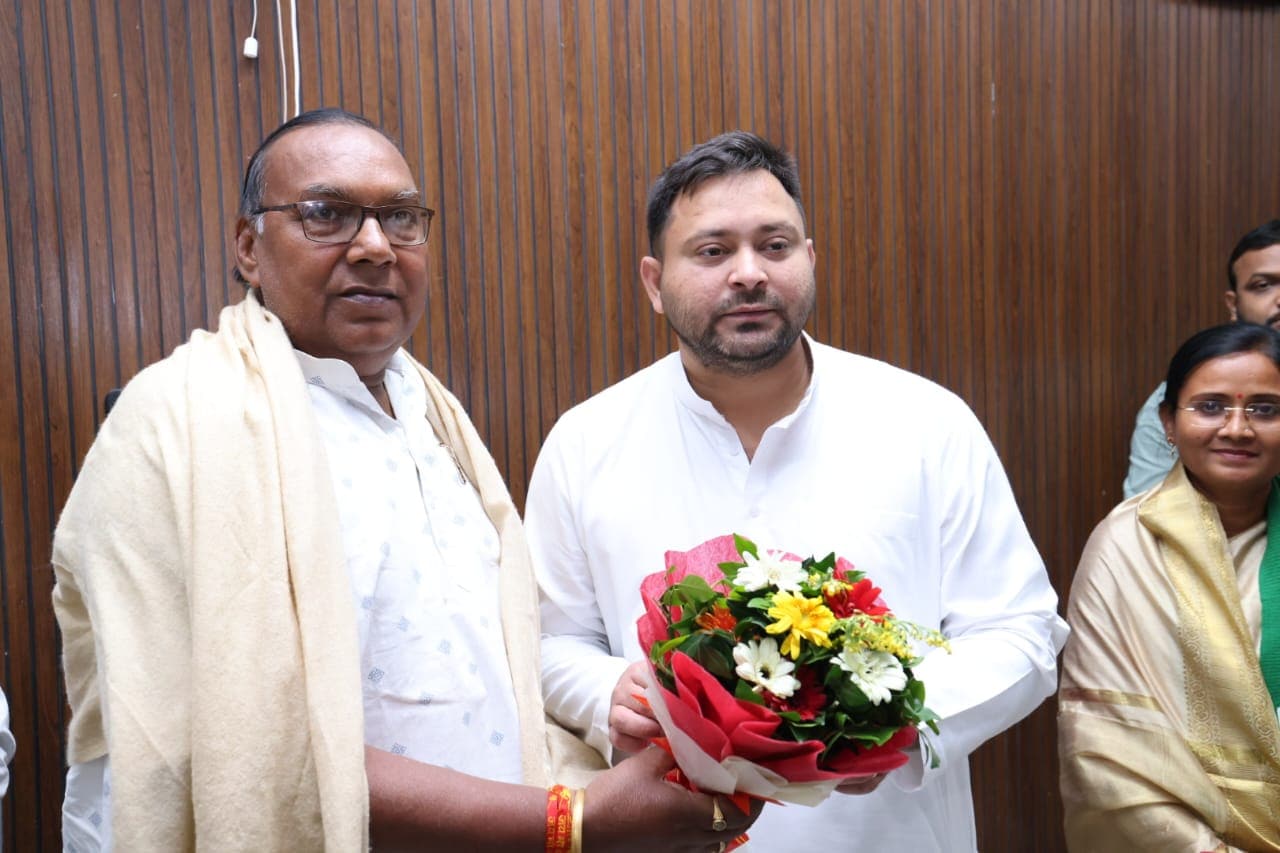 मटिहानी विधायक बोगो सिंह के साथ तेजस्वी यादव. (यहां भी तेजस्वी का चेहरा मुरछाया नजर आ रहा है.) मटिहानी विधायक बोगो सिंह के साथ तेजस्वी यादव. (यहां भी तेजस्वी का चेहरा मुरछाया नजर आ रहा है.)