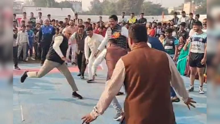 कबड्डी के मैदान में सांसद की 'रेड'! बिना छूए वापस लौटे; खेल महोत्सव में दिखा ये शानदार नजारा