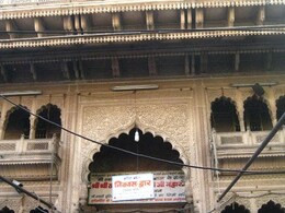 बांके बिहारी मंदिर में आज से सीढ़ियां चढ़ने, जगमोहन में दर्शन करने पर रोक