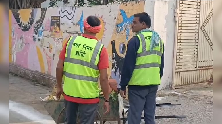 झांसी नगर निगम में सफाईकर्मियों की जांच शुरू, बांग्लादेशी घुसपैठ की आशंका पर पुलिस वेरिफिकेशन