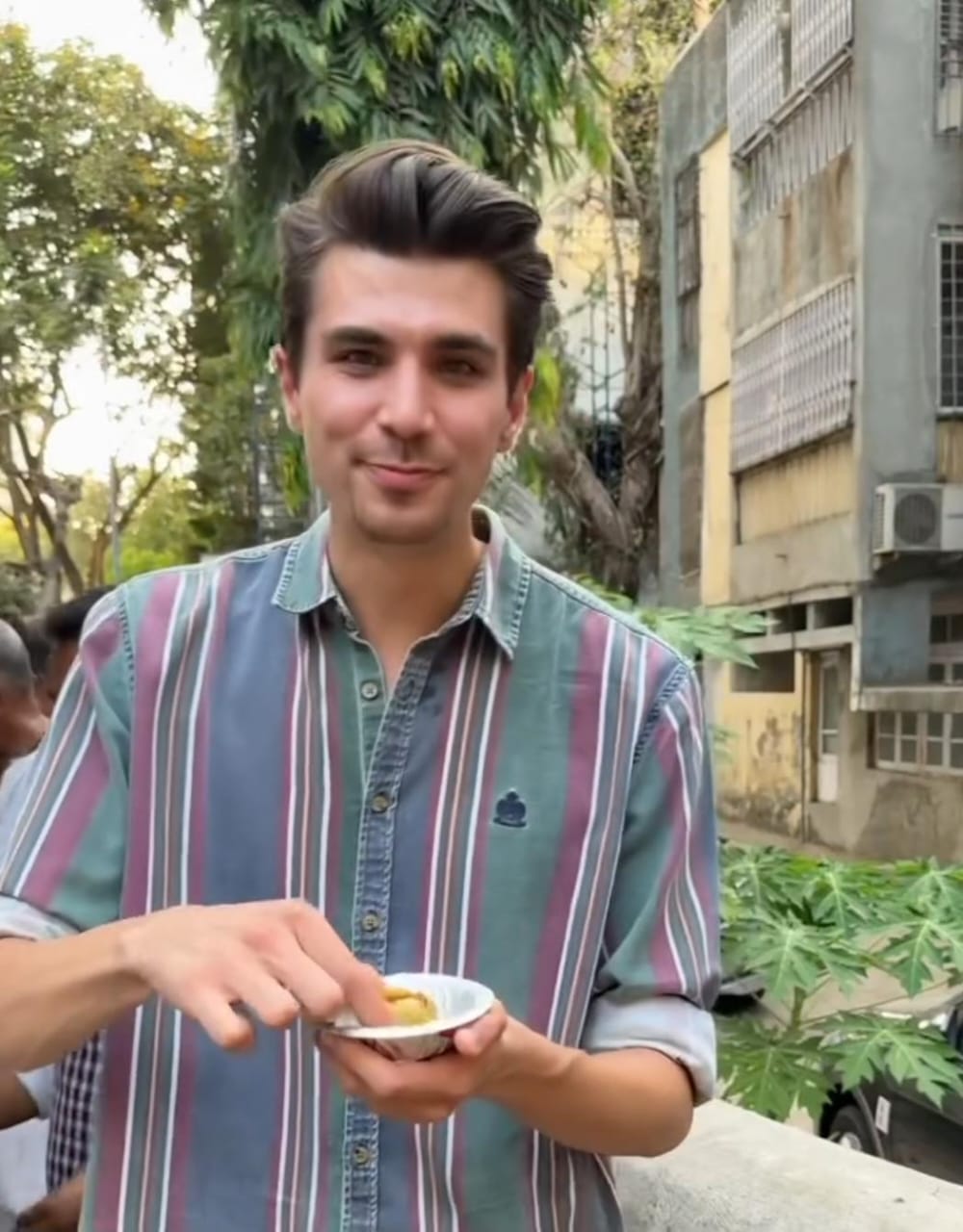 Vlogger 'Hermann' Tries Street Food In Mumbai, Indians Love His Review