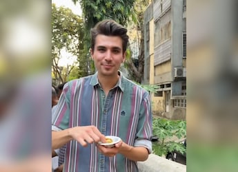 Vlogger 'Hermann' Tries Street Food In Mumbai, Indians Love His Review