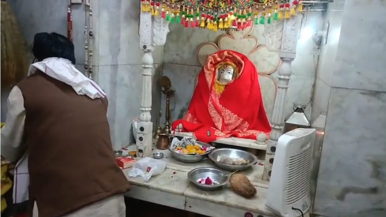 राजस्थान में मंदिरों में ठिठुर रहे हैं भगवान! सर्दी से बचाने के लिए मूर्ति को कंबल-शॉल में लपेटा