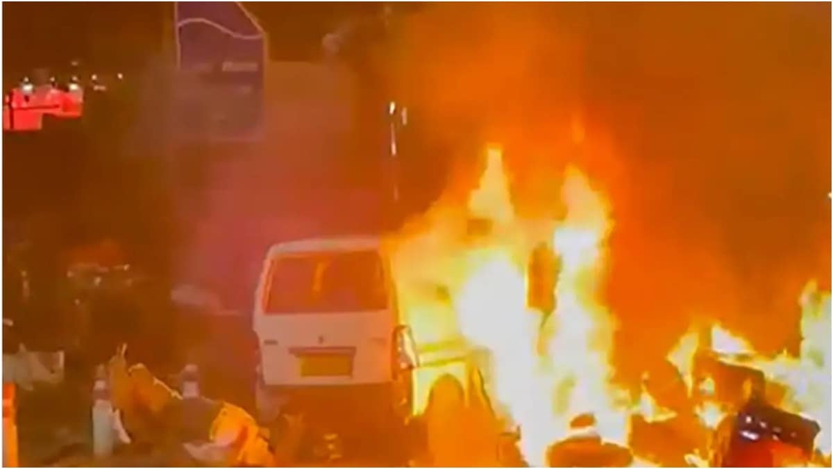 लाल किले के पास हुए धमाके में इस तरह आग लगी थी, भगदड़ का माहौल था.