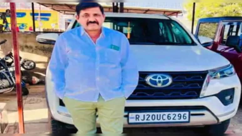 फॉर्च्यूनर चला रहे पूर्व सरपंच को आया हार्ट अटैक, डिवाइडर पर चढ़ गई गाड़ी; मौत