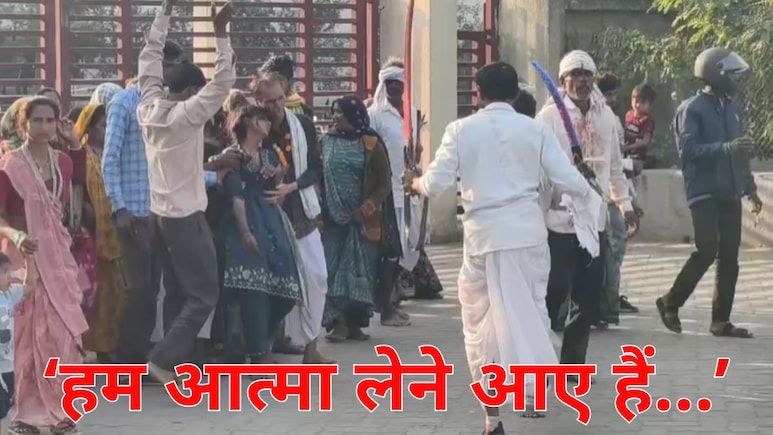 अस्पताल में ‘आत्मा विदाई’ का अनोखा अनुष्ठान, तलवारें, मंत्र व भीड़ से 1 घंटे ठप रहा मेडिकल कॉलेज!